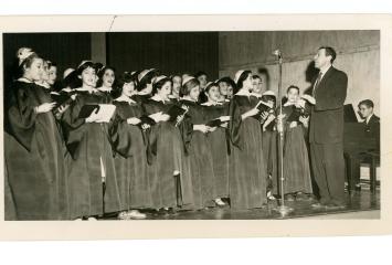 Junior choir at Temple Beth El in Lynn, circa 1950s, Jewish Neighborhood Voices collection in the JHC archive.