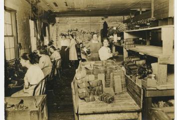 Sole sorters at the Weinstein Shoe Company in Lynn, circa 1920s, Jewish Community of Lynn (Mass.) Records in the JHC archive.
