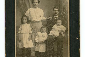 Abraham and Ida Melamed and their children, circa 1905-1906, image courtesy of Robert Feinberg.