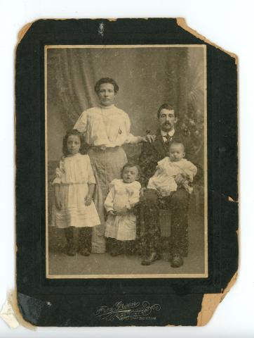 Abraham and Ida Melamed and their children, circa 1905-1906, image courtesy of Robert Feinberg.